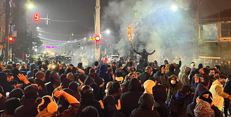 "تسنيم": توقيف 100 من مثيري الشغب وتفكيك خليتَين إرهابيتَين في لرستان غرب إيران