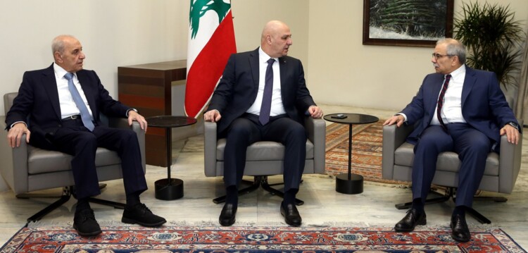 في صحف اليوم: عون وسلام يتجنبان كسر الجرة مع بري بالانتخابات وزيارة البابا إنذار سياسي ومحاولة لإنقاذ "لبنان الرسالة"