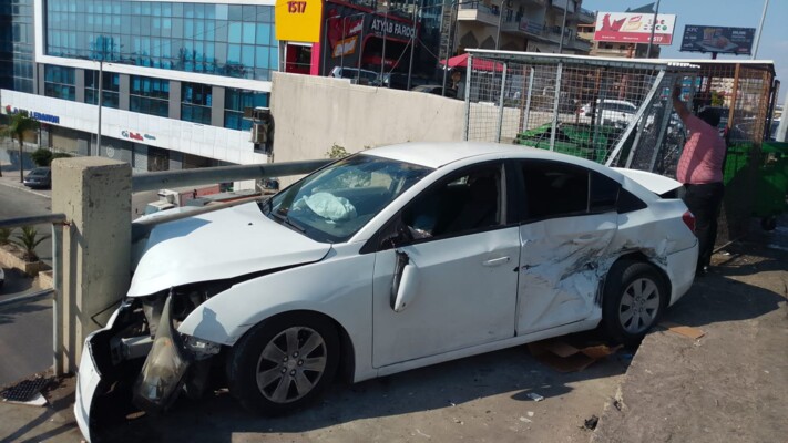 جريح نتيجة تصادم بين مركبتين على أوتوستراد خلدة باتجاه الناعمة