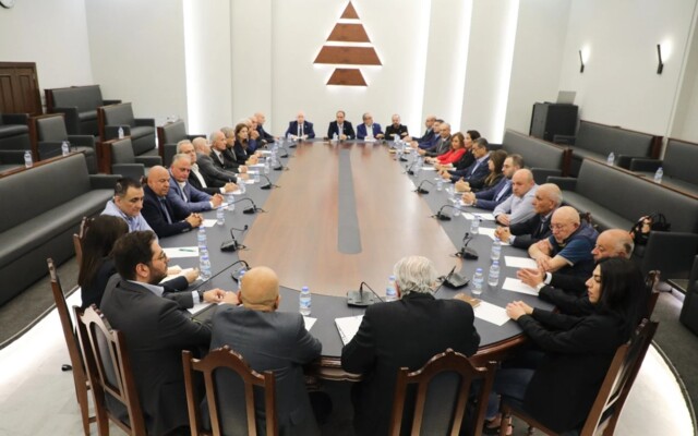 "الكتائب" ندد بالحملة ضد رئيسَي الجمهورية والحكومة: التفاوض المباشر هو السبيل لوقف إطلاق النار