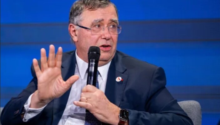 الرئيس التنفيذي لشركة توتال: إذا استمر إغلاق مضيق هرمز شهرين أو ثلاثة فسيعاني العالم من ندرة في الطاقة