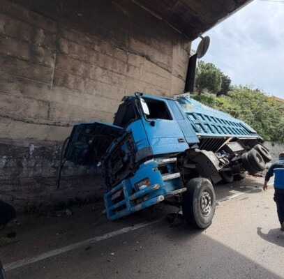 جريح في انقلاب شاحنة على أوتوستراد نهر إبراهيم