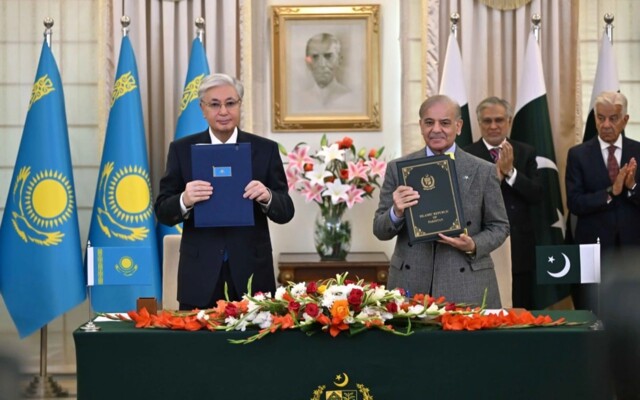 باكستان وكازاخستان توقعان إعلانًا مشتركًا لإقامة شراكة استراتيجية