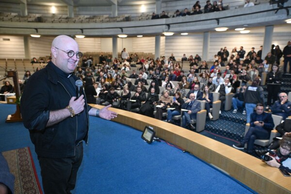 الأب غييرمي في ضيافة جامعة الروح القدس- الكسليك: نؤكد على ضرورة المحبة والحوار