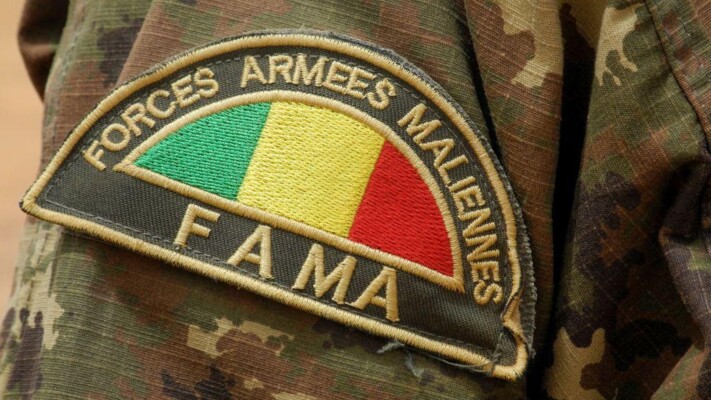 الجيش المالي أعلن الإفراج عن 82 جنديًا كانوا محتجزين كرهائن لدى متمردين منذ نيسان