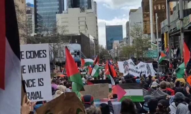عشرات الآلاف يشاركون بمسيرة مؤيدة للفلسطينيين في أكبر مدن نيوزيلندا