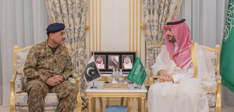 وزير الدفاع السعودي التقى قائد الجيش الباكستاني: أكدنا مواصلة العمل لمواجهة الاعتداءات على بلدنا