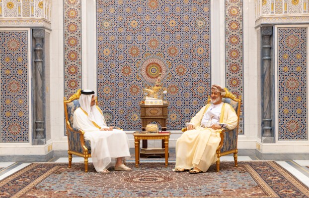 رئيس وزراء قطر بحث مع سلطان عمان جهود تعزيز أمن المنطقة وأكد خلال لقائه وزير خارجية عمان على حرية الملاحة بمضيق هرمز