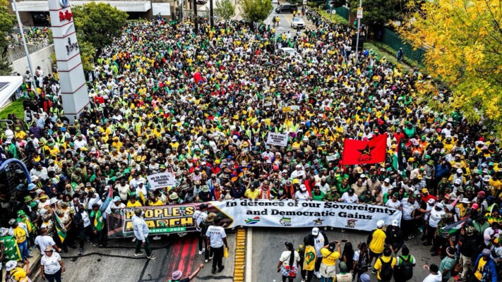 الآلاف تظاهروا في جنوب إفريقيا رفضًا لضغوط ترامب وللمطالبة باحترام سيادة بلادهم