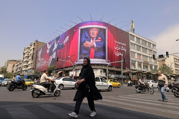الريال الإيراني سجل تراجعا تاريخيا أمام الدولار الأميركي متجاوزا حاجز 2.19 مليون ريال للدولار الواحد