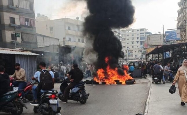 محتجون قطعوا الطريق الرئيسية في مخيم البداوي اعتراضا على إغلاق مداخل ومنافذ المخيم الفرعية