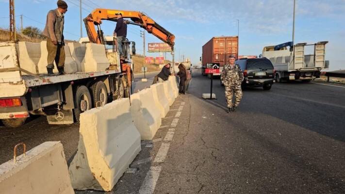 وزارة الاشغال بدات تنفيذ مرحلة تجريبية من مشروع تركيب فواصل إسمنتية على الطريق الدولية في ضهر البيدر