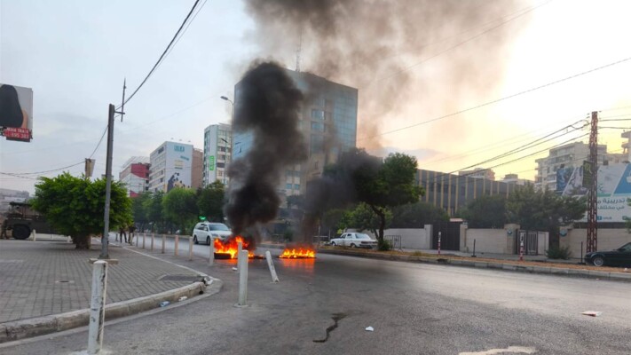 قدماء القوى المسلحة وموظفون يقطعون الطرق بالاطارات المشتعلة في الصيفي