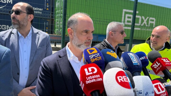 وزير الأشغال جال في مرفأ بيروت: مخزون الأمن الغذائي يكفي لمدة ثلاثة أشهر