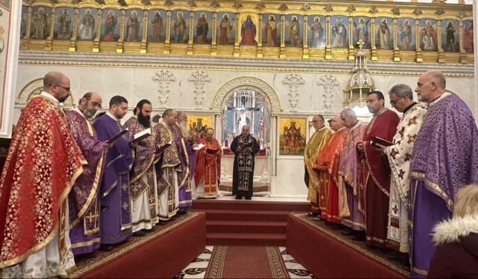 المطران إبراهيم احتفل برتبة الغسل في سيدة النجاة: الكنيسة تولد كل يوم من جديد من عطية المسيح ومن أمانة كهنته