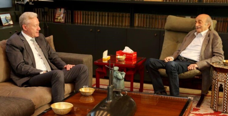 "التقدمي" نفى ما يُتداول عن مضمون الاتصال الهاتفي بين جنبلاط ورجي