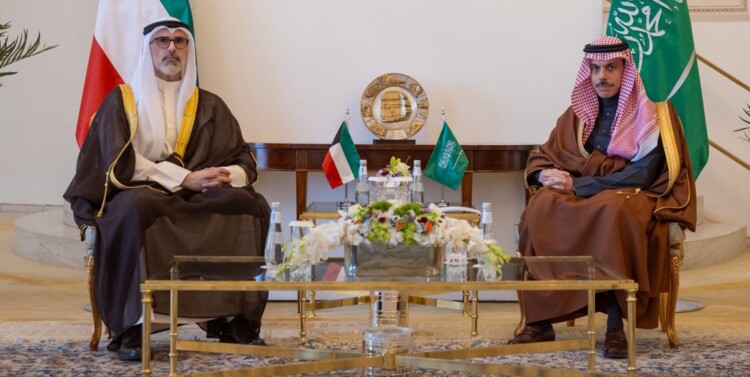 وزيرا خارجية السعودية والكويت بحثا بالأوضاع بالمنطقة ودانا "الاعتداءات الإيرانية الآثمة"