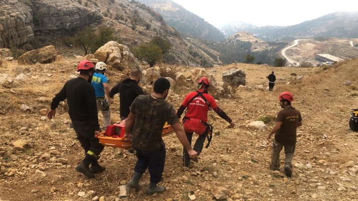 الدفاع المدني: إنقاذ جريح اثر تدهور دراجته النارية في وادٍ في حراجل بكسروان