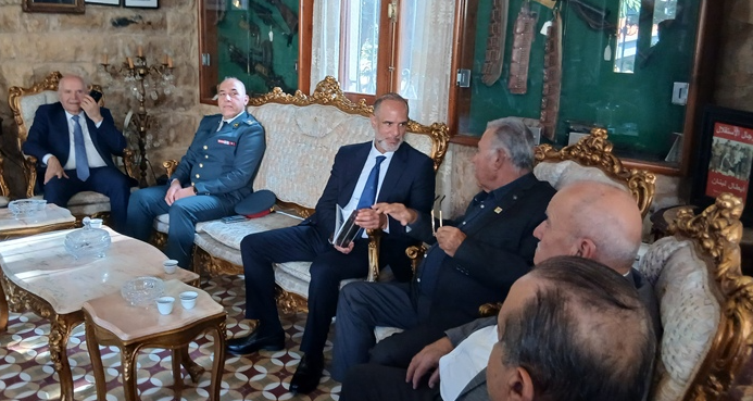رسامني زار بيت الاستقلال في بشامون: الجيش اللبناني رمز الوحدة الوطنية
