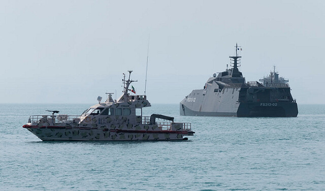 قائد بحرية الجيش الإيراني: قمنا بإغلاق مضيق هرمز من جهة بحر العرب وإذا تقدم العدو أكثر فسنتحرك ضده