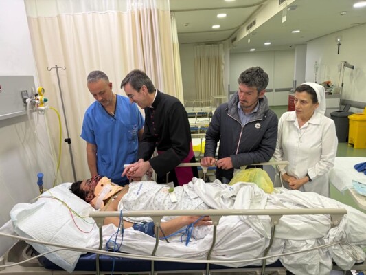 موفد من الكنيسة في فرنسا زار المستشفى الجعيتاوي تضامنا مع لبنان