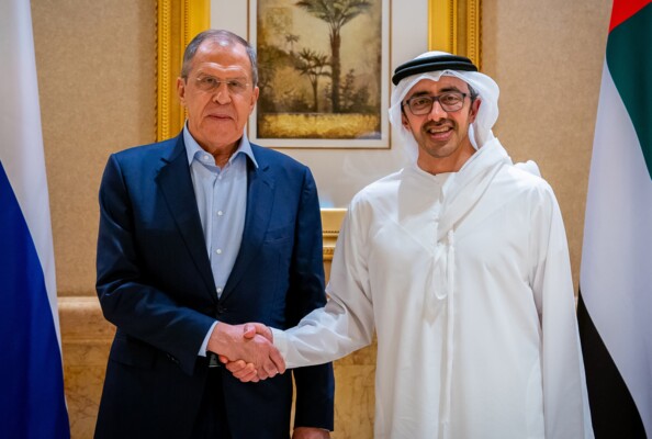 وزيرا خارجية الإمارات وروسيا بحثا بتعزيز الجهود لتحقيق الأمن والسلام بالمنطقة