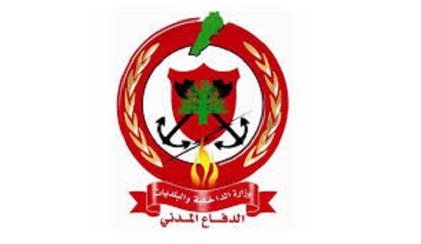 عناصر الدفاع المدني يؤمّنون سلامة المواطنين الذين غادروا منازلهم بعد الهزّة الأرضيّة