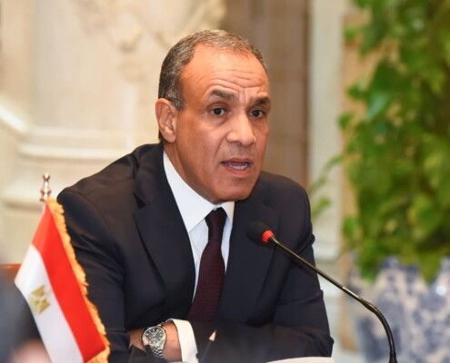 عبد العاطي بحث مع نظيرَيه السعودي والإماراتي بجهود احتواء الأزمة الإقليمية
