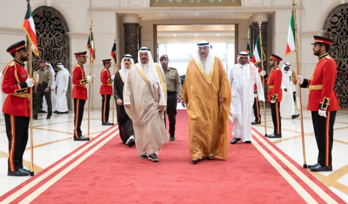 ولي عهد الكويت توجه إلى السعودية لترؤس وفد بلده في قمة خليجية تشاورية استثنائية في جدة
