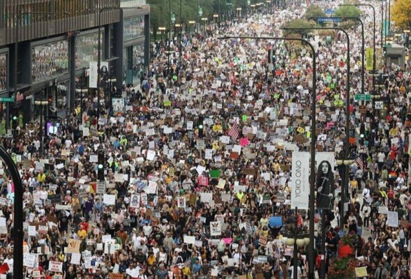 "مرغماً لا بطلاً": قصة ترامب والحرب التي صنعتها الشركات