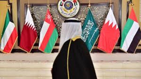 عكاظ السعودية: نخشى على التعاون الخليجي من المضي في الطريق الذي أدى بالجامعة العربية إلى ما هي عليه اليوم