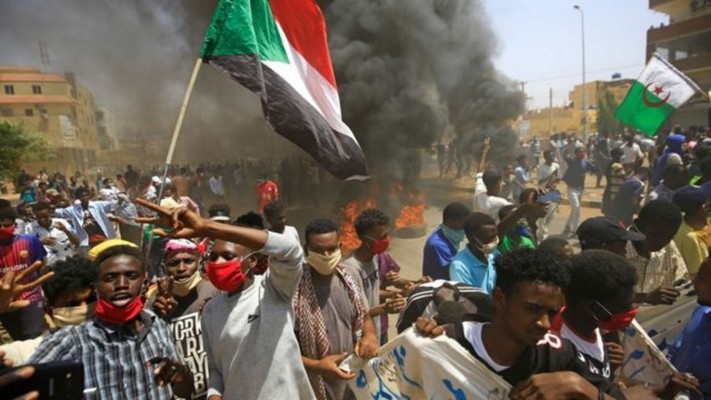 مقتل 4 متظاهرين في احتجاجات على الانقلاب في السودان