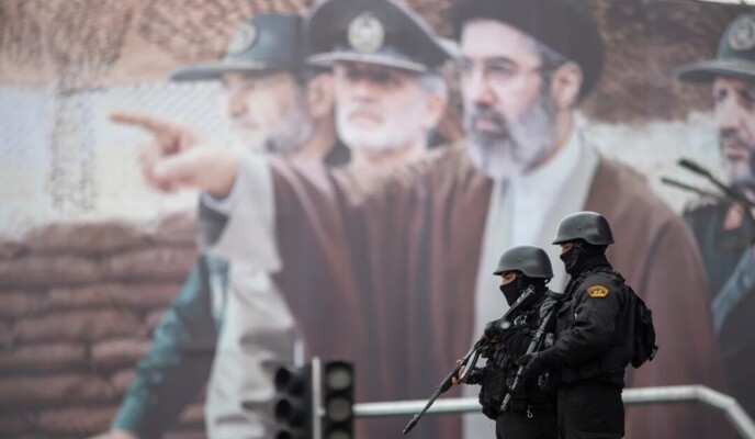 بلومبرغ عن مسؤولين أميركيين: المحافظون بإيران والحرس الثوري رأوا أن الحصار الأميركي إشارة لعدم الوثوق بترامب