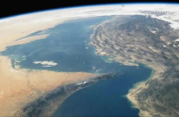 "بلومبرغ": إيران تدرس تعليق عمليات الشحن التابعة لها في مضيق هرمز لتجنب عرقلة المفاوضات