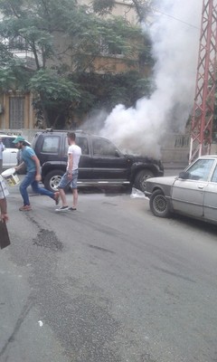 النشرة: ادنلاع النيران بمحرك سيارة بمنطقة أبي سمراء مشروع عبيد