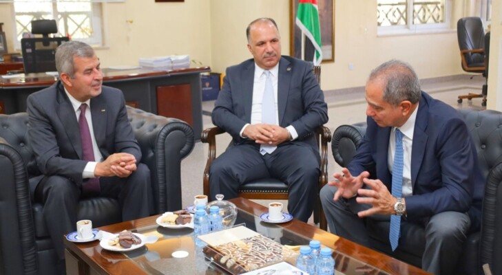 الصدي اجتمع بنظيريه الأردني والسوري: مشاريع ربط الكهرباء والغاز تعود بالنفع على كل البلدان