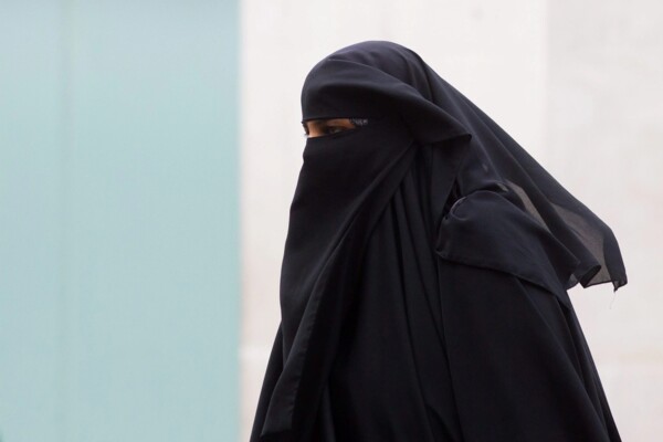 مدينة إسبانية حظرت تغطية الوجه بالكامل في معظم الأماكن العامة
