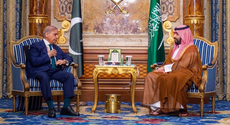 بن سلمان وشريف بحثا بالمحادثات بين أميركا وإيران وأكدا أهمية الجهود الدبلوماسية لإعادة الاستقرار