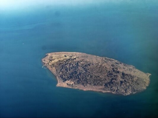 "التايمز" عن بيانات ملاحية: إيران توجه السفن الحاصلة على إذن بالعبور للمرور عبر المياه الإيرانية حول جزيرة لارك