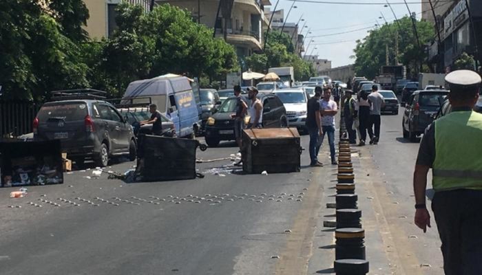 محتجون أقفلوا طريق مستشفى المقاصد حتى ساحة السبيل