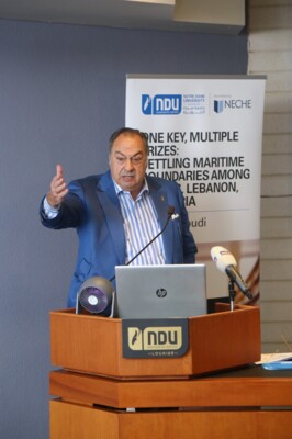 الأب الخوري خلال توقيع كتاب حول الحدود البحرية في جامعة سيدة اللويزة: لإبراز الوجه الحقيقي للبنان