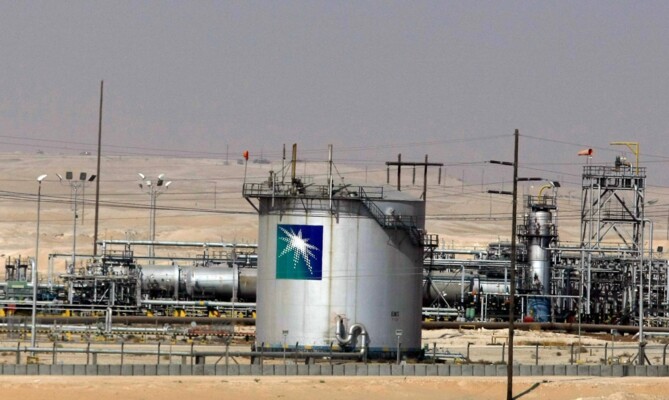 "بلومبرغ": أرامكو السعودية تبيع كميات نادرة من النفط في السوق الفورية مع زيادة شحناتها