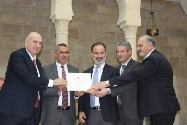 وزارة الزراعة سلمت بلدية زحلة شهادة اعلان المدينة مدينة عالمية للكرمة والنبيذ