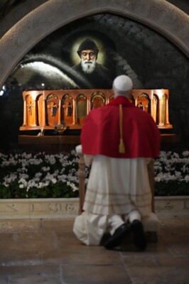 نعمة على نعمة في عنايا: قداسة البابا لاون الرابع عشر يزور ضريح القديس شربل