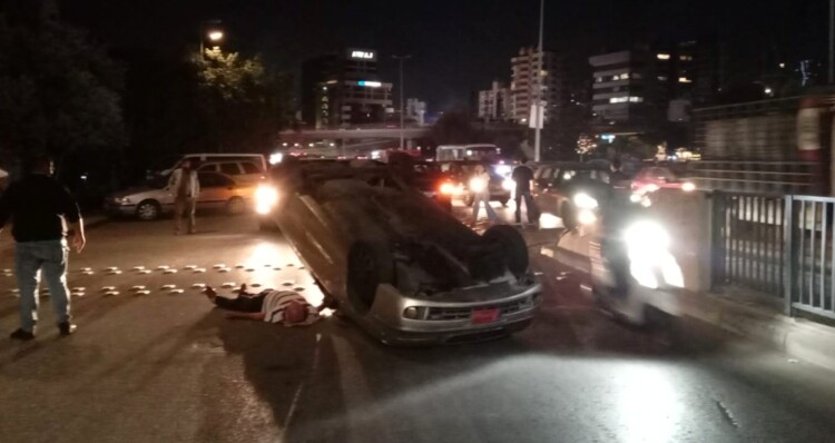التحكم المروري: جريح نتيجة انقلاب مركبة على أوتوستراد الهراوي أمام بلدية فرن الشباك