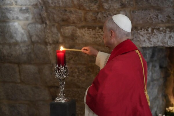 نعمة على نعمة في عنايا: قداسة البابا لاون الرابع عشر يزور ضريح القديس شربل