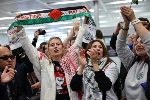 "أ ف ب": 14 فرنسيا من المشاركين في أسطول الصمود وصلوا إلى بلدهم