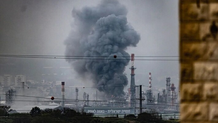 القناة 13 الإسرائيلية: إصابة مصفاة تكرير البترول في حيفا للمرة الثانية