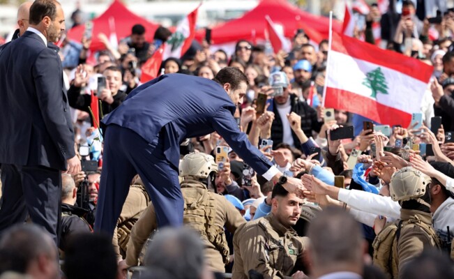 سعد الحريري وصل إلى ساحة الشهداء ويحيي الحشود المشاركة في ذكرى اغتيال رفيق الحريري