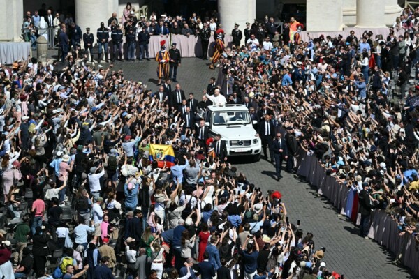 البابا حث على إنهاء الصراعات المشتعلة في أنحاء العالم والتخلي عن أي مخططات لبسط السلطة أو الغزو أو الهيمنة